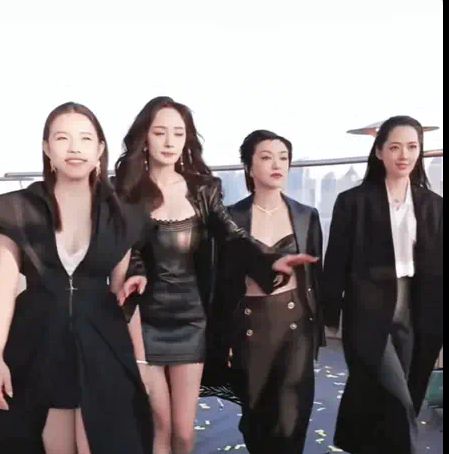 幂郭碧婷一起合照感觉太温馨！龙8国际唯一时代姐妹花重聚杨(图4)
