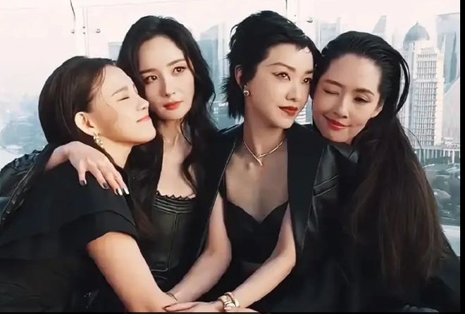 幂郭碧婷一起合照感觉太温馨！龙8国际唯一时代姐妹花重聚杨(图7)