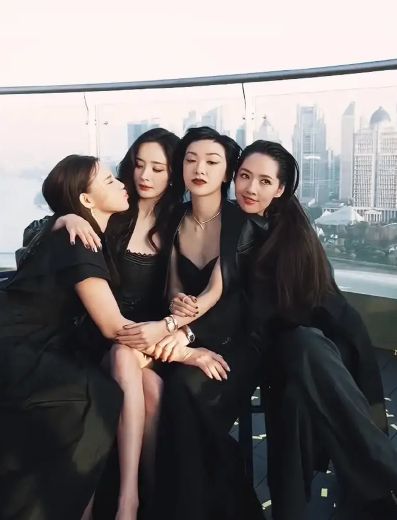幂郭碧婷一起合照感觉太温馨！龙8国际唯一时代姐妹花重聚杨(图6)