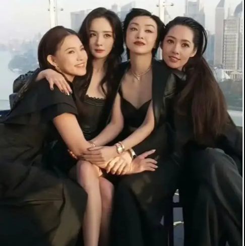 幂郭碧婷一起合照感觉太温馨！龙8国际唯一时代姐妹花重聚杨(图5)