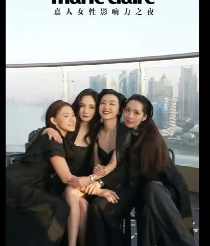 幂郭碧婷一起合照感觉太温馨！龙8国际唯一时代姐妹花重聚杨(图2)
