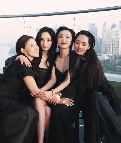 幂郭碧婷一起合照感觉太温馨！龙8国际唯一时代姐妹花重聚杨(图3)
