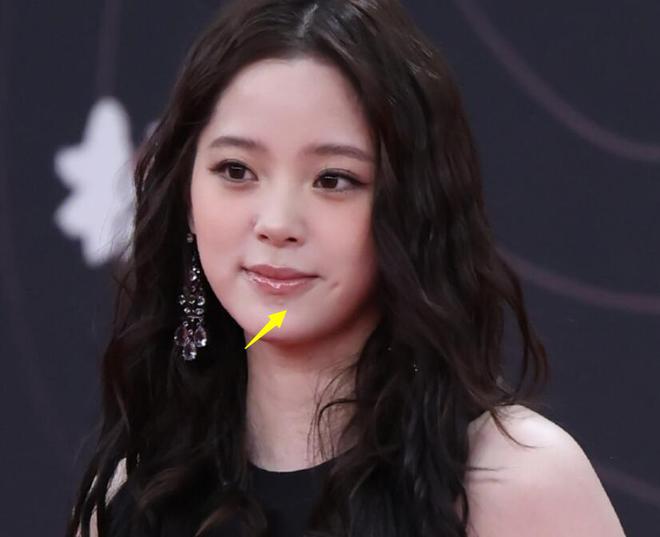 嫣胖了赵丽颖疲惫张颂文不受风波影响！龙8国际唯一网站星光大赏红毯生图：唐(图3)