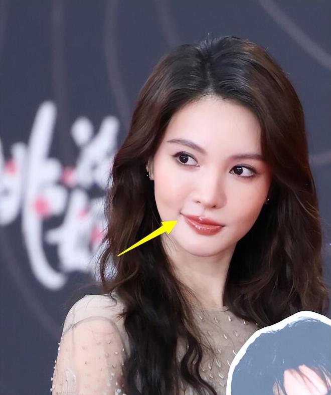 嫣胖了赵丽颖疲惫张颂文不受风波影响！龙8国际唯一网站星光大赏红毯生图：唐(图13)