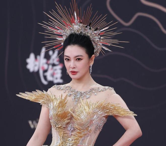 嫣胖了赵丽颖疲惫张颂文不受风波影响！龙8国际唯一网站星光大赏红毯生图：唐(图12)