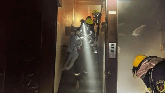 花爆竹危害之人身安全篇龙八国际娱乐网站燃放烟(图2)